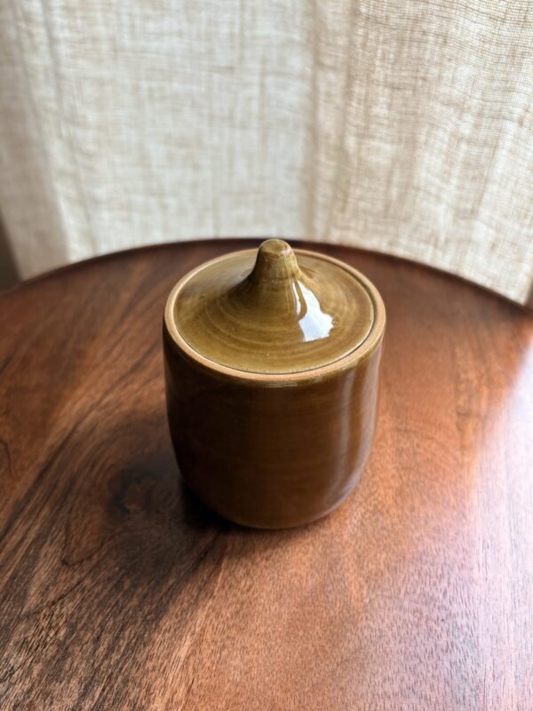 Tasse céramique en grès avec couvercle