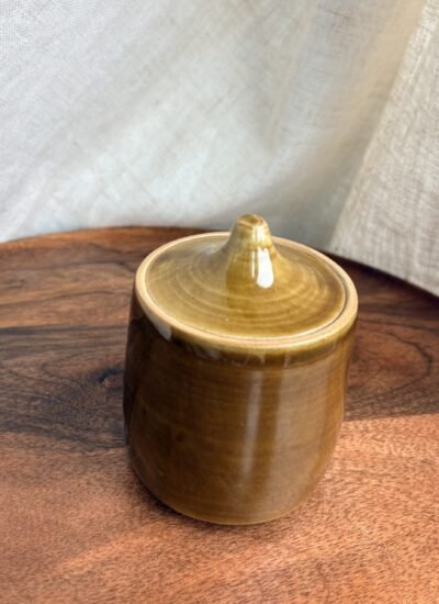 Tasse céramique en grès avec couvercle