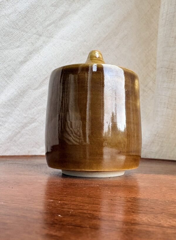 Tasse céramique en grès avec couvercle