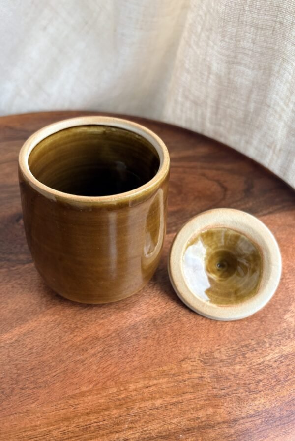 Tasse céramique en grès avec couvercle