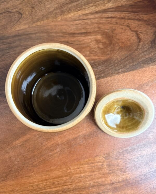 Tasse céramique en grès avec couvercle