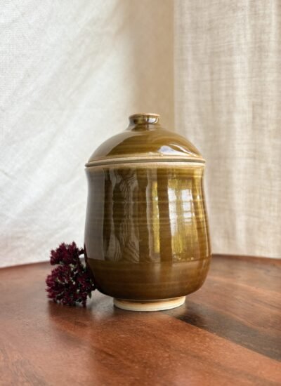 Tasse céramique en grès avec filtre à thé intégré