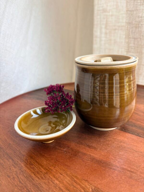 Tasse céramique en grès avec filtre à thé intégré