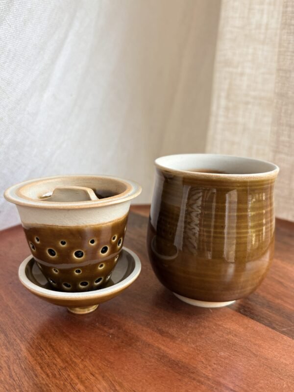 Tasse céramique en grès avec filtre à thé intégré