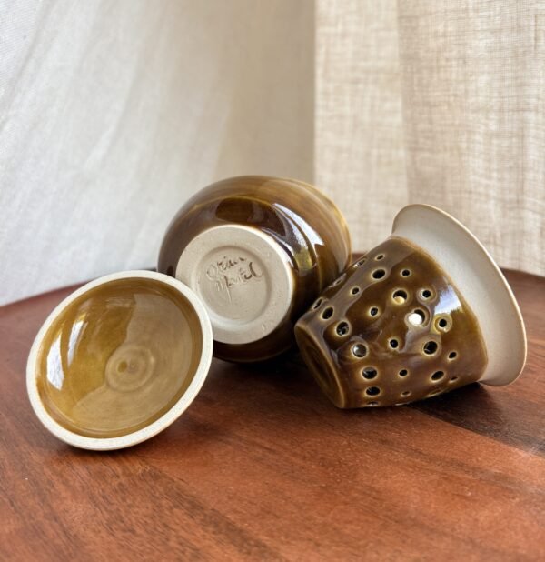 Tasse céramique en grès avec filtre à thé intégré