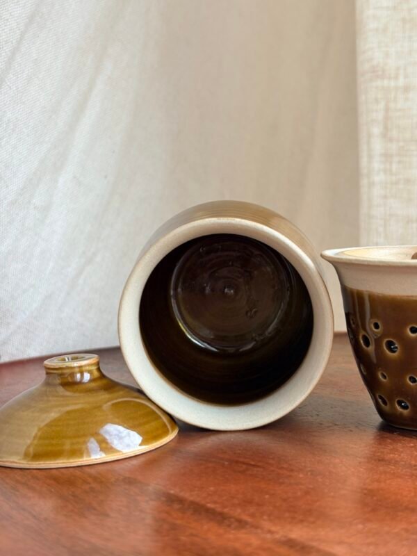 Tasse céramique en grès avec filtre à thé intégré