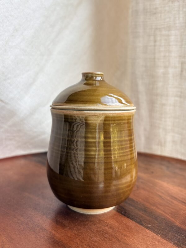 Tasse céramique en grès avec filtre à thé intégré