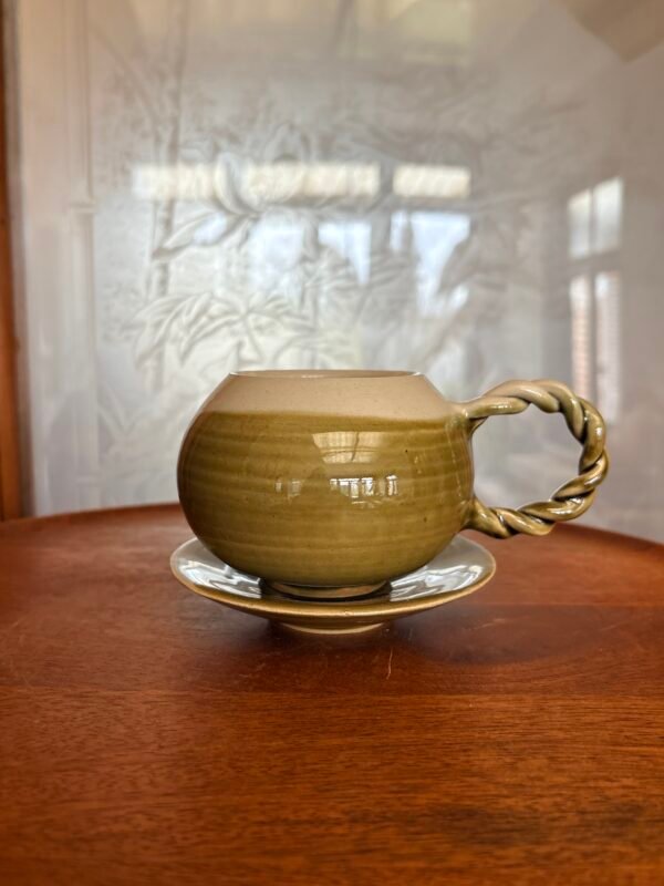 Reliance Tasse boule anse vrillée avec sous-tasse