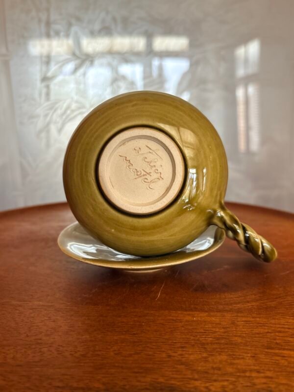 Reliance Tasse boule anse vrillée avec sous-tasse