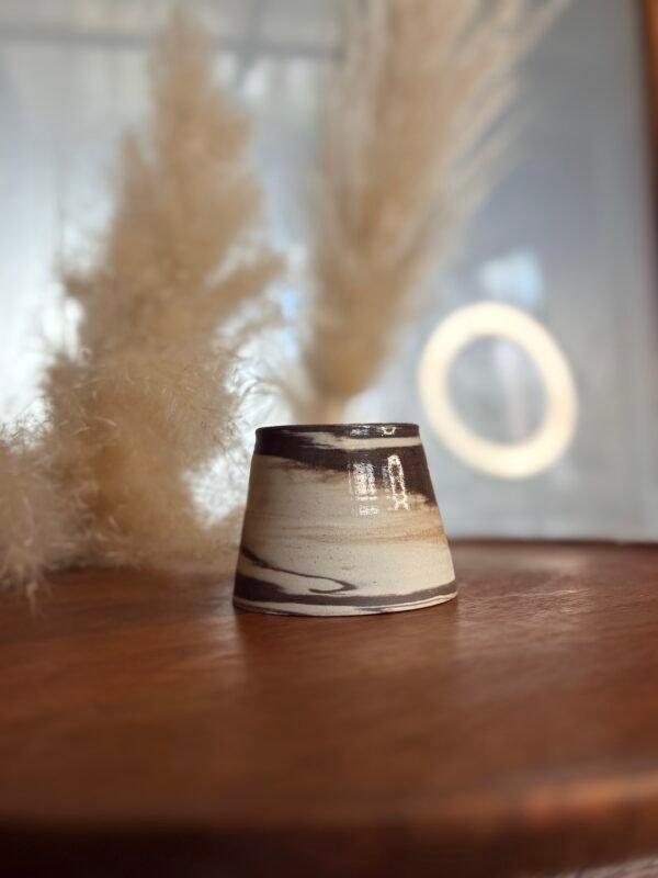 Tasse en grès forme yaourt