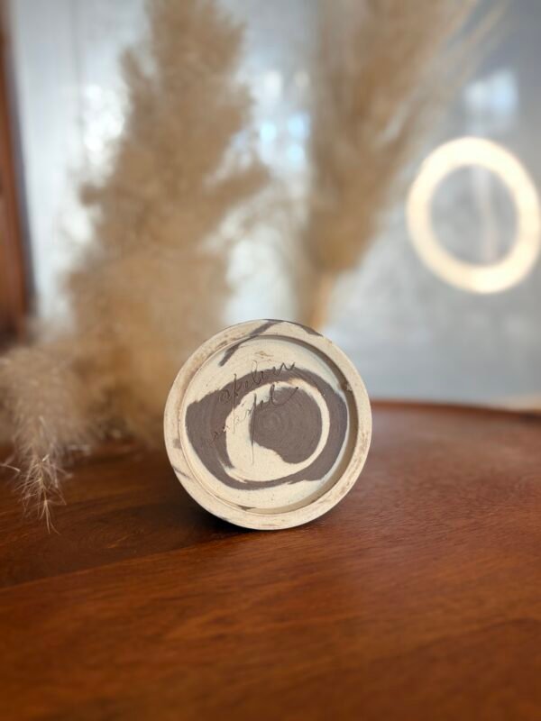 Tasse en grès forme yaourt