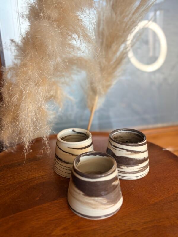 Tasse en grès forme yaourt