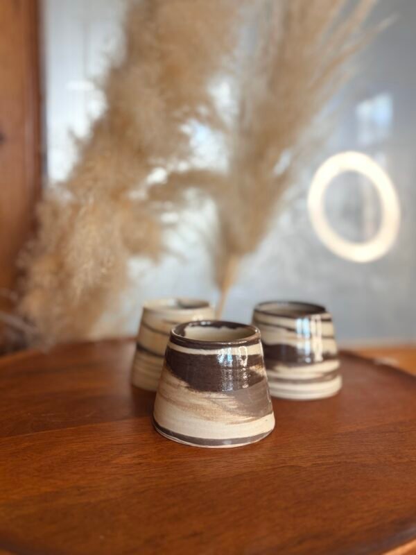 Tasse en grès forme yaourt