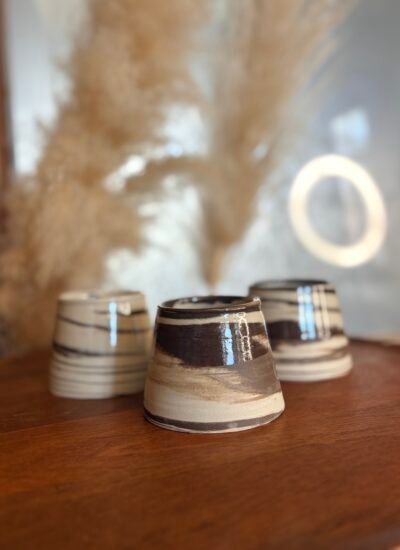 Tasse en grès forme yaourt