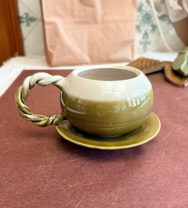 Reliance Tasse boule anse vrillée avec sous-tasse